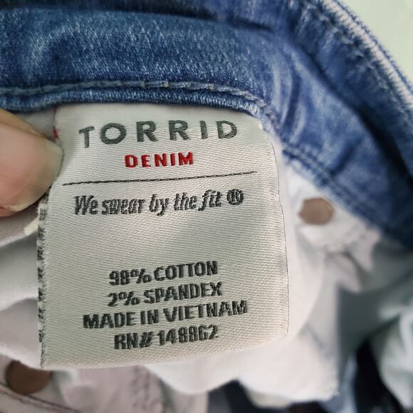 Torrid Denim Womens Embroidered Flower Cut Off Stretch Shorts Size 24 - Picture 6 of 8